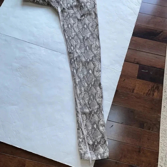 Urban Outfitters snakeskin print pants Zip front Drawstring at waist Size S - Picture 9 of 14